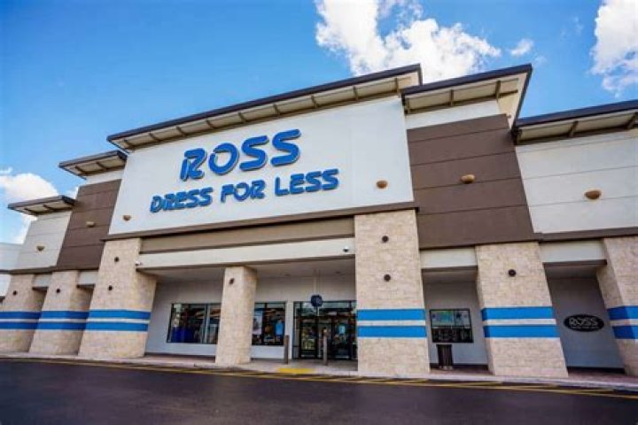 Can Ross employees wear jewelry?