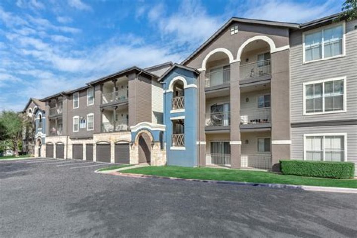 Can you rent an apartment at 17 in Illinois?