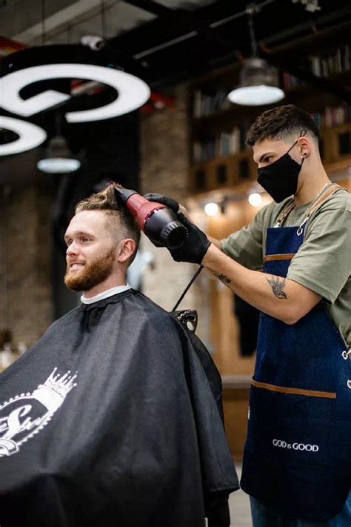 Do barbers get paid weekly?