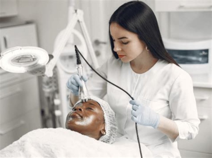 Do cosmetic dermatologists make more than dermatologists?