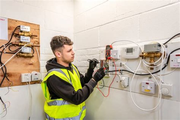 Do electricians get paid well UK?