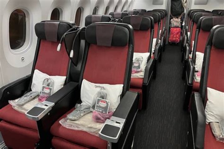 Does Japan airlines provide blankets?