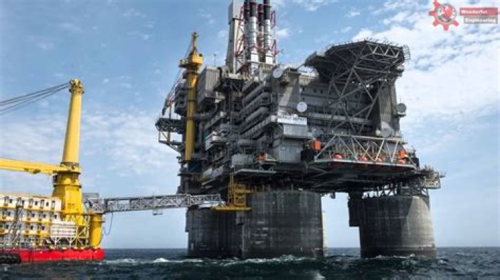 How big are offshore oil rigs?