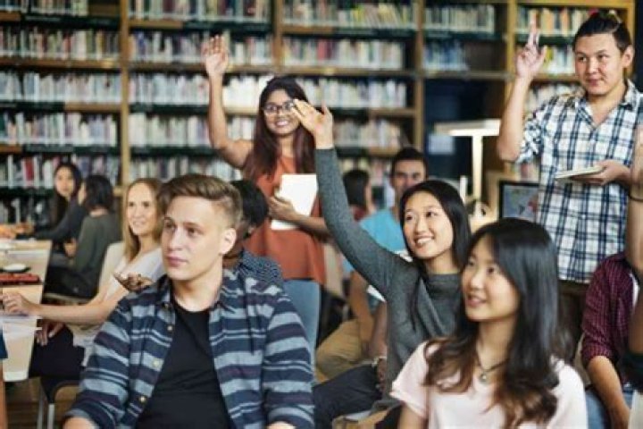 How do international students find friends?