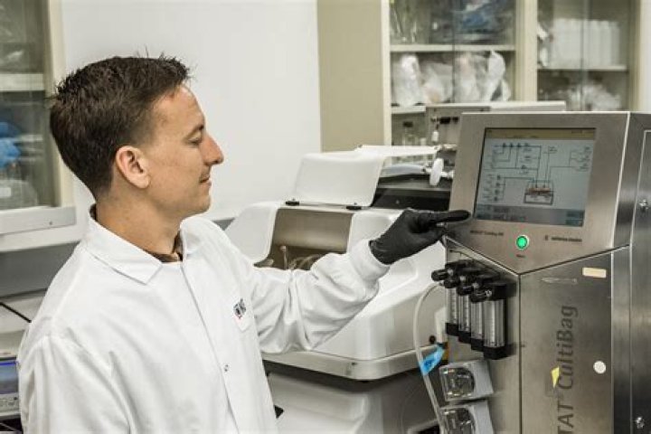 How do you become a genetic scientist?