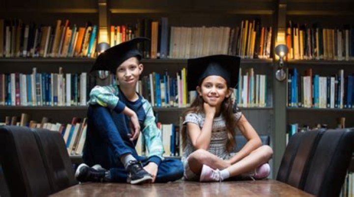 How do you become an art historian?