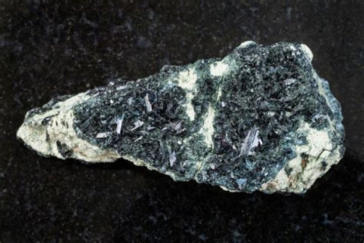 How do you identify epidote?