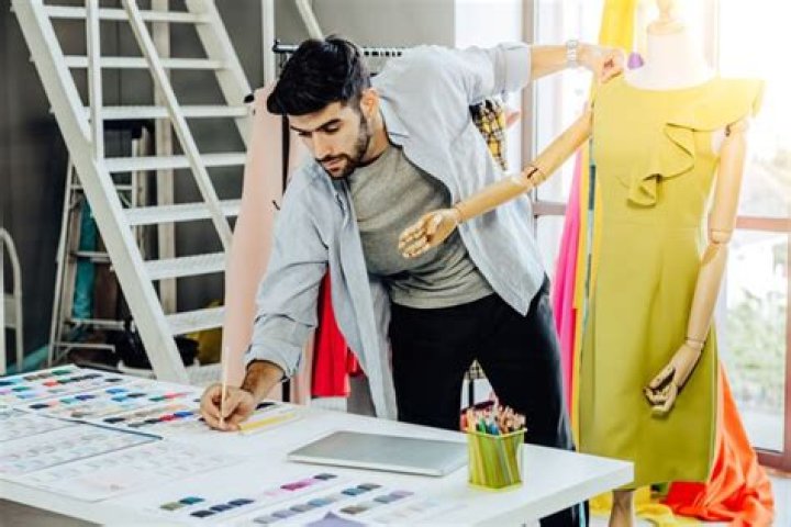 How many days a week do fashion designers work?