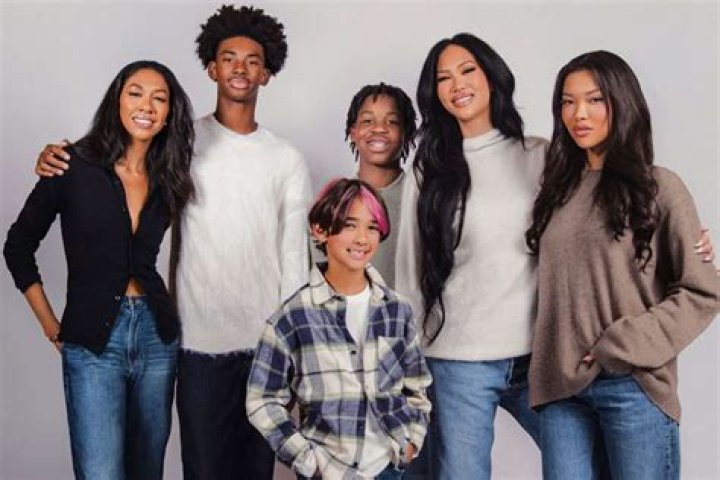 How many siblings does Kimora Lee Simmons have?