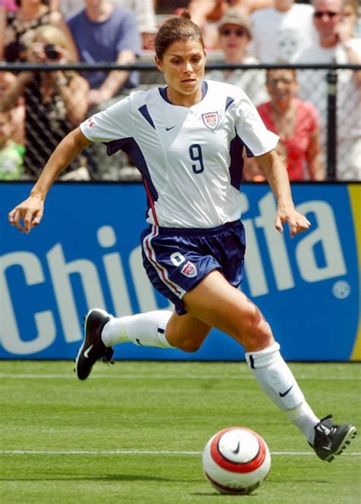 How much did Mia Hamm make playing soccer?