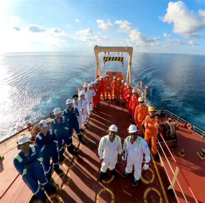 How much did the crew on the Titanic get paid?