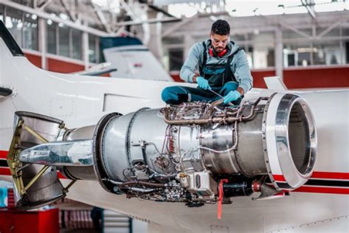 How much do aircraft engineers make?