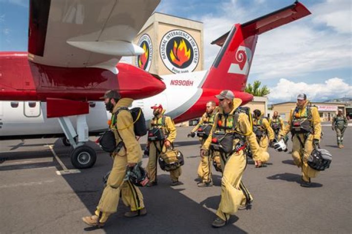 How much do California smokejumpers make?