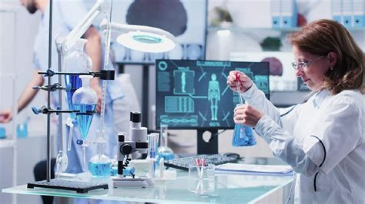 How much do hospital lab managers make?