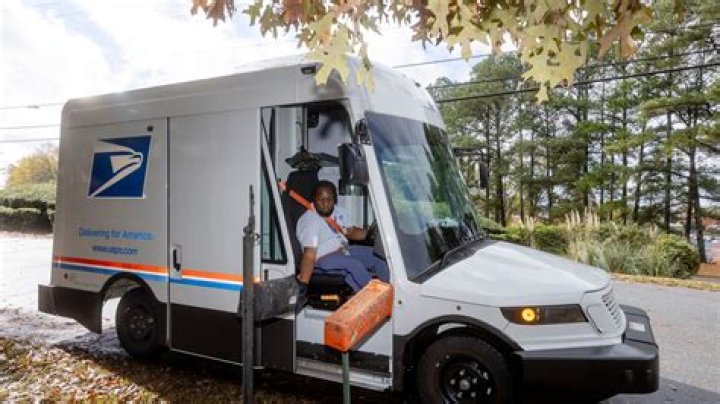 How much do mail carriers make hourly?
