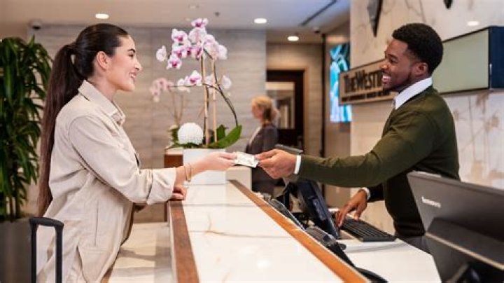 How much do Marriott front desk employees make?