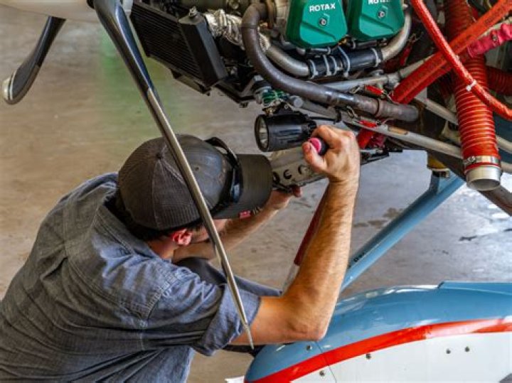 How much do mechanics make at Gulfstream?