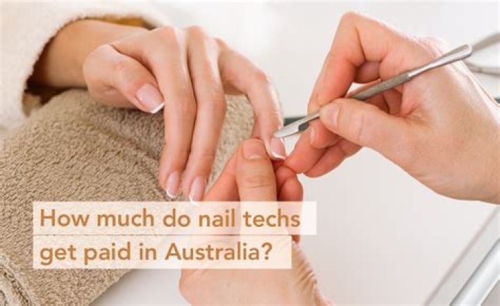 How much do nail techs get paid a month?