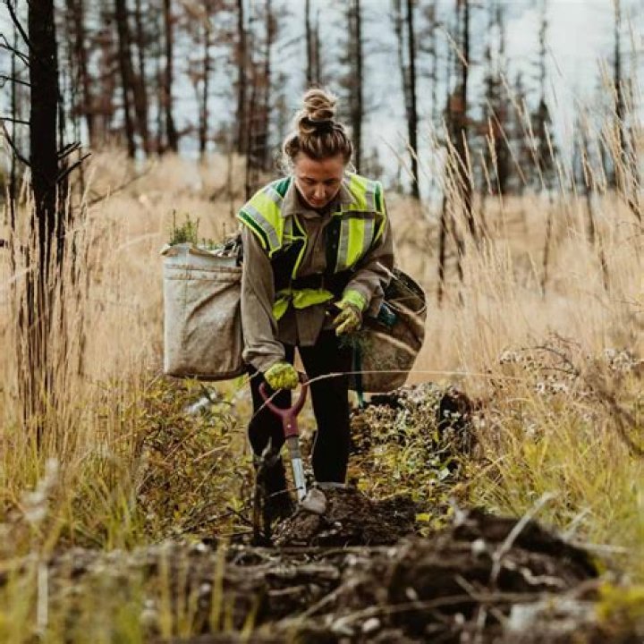 How much do nature conservation officers make?