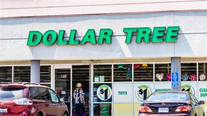How much do people make at the dollar store?