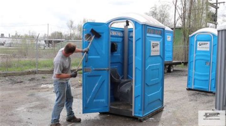 How much do Porta Potty Cleaners make?