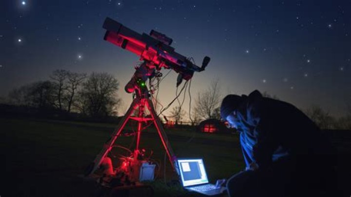 How much do professional astronomers make?