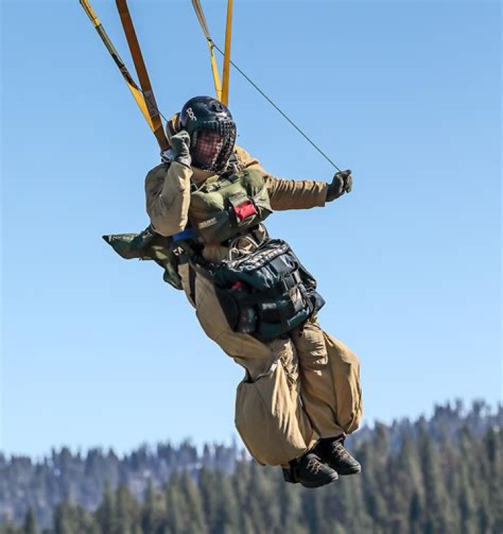 How much do smokejumpers make in a season?