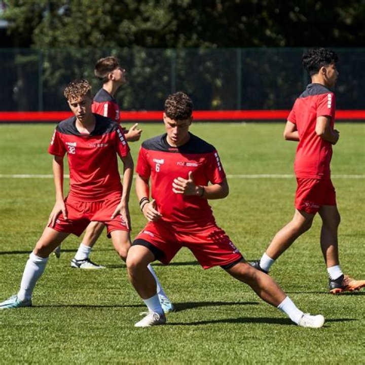 How much do soccer scouts get paid UK?