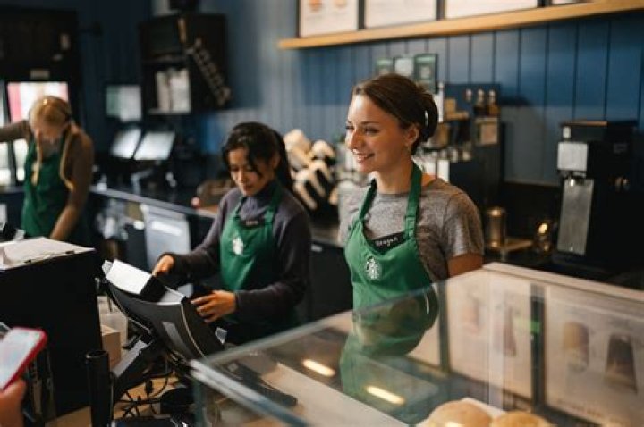 How much do Starbucks employees make starting out?