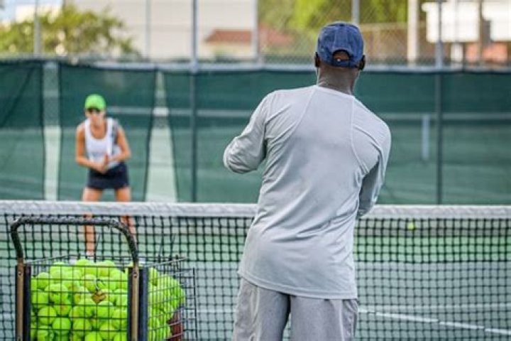 How much do tennis teachers make?