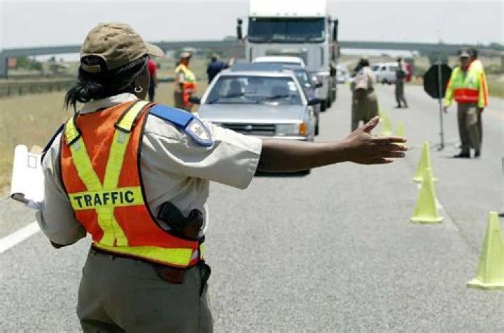 How much do traffic officer earn per month in South Africa?