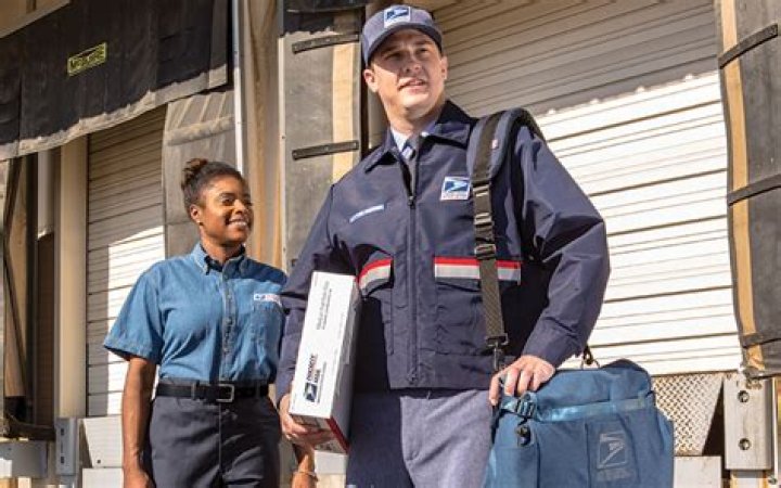 How much do USPS mail clerks make?