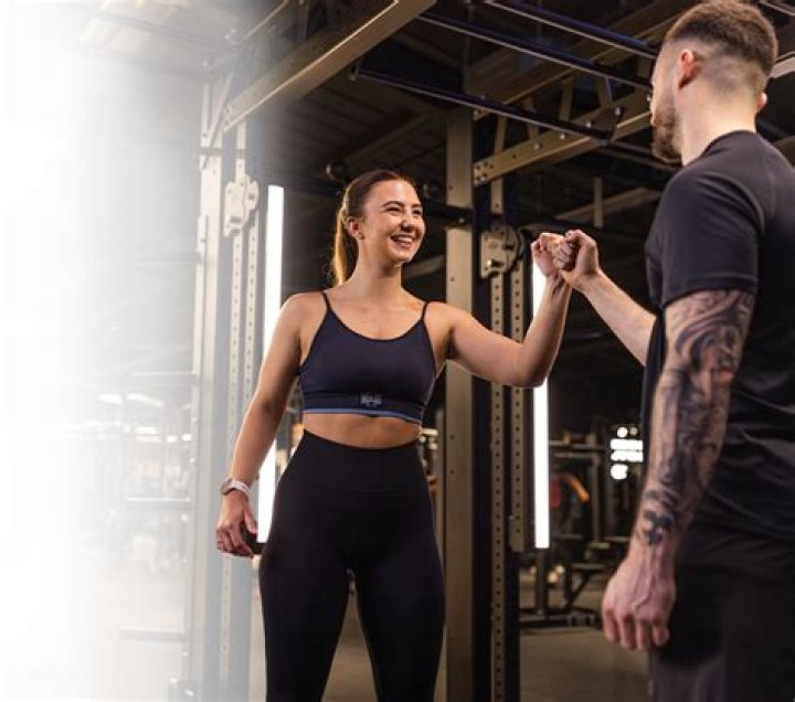 How much does a fitness advisor make?