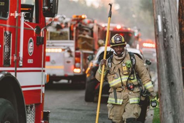 How much does a full time firefighter make in California?