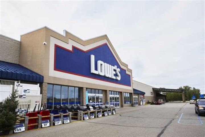 How much does a Lowes store manager make a year?