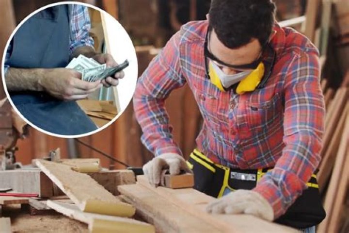 How much does a Ship Carpenter make?