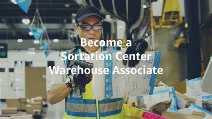 How much does a warehouse associate make an hour?