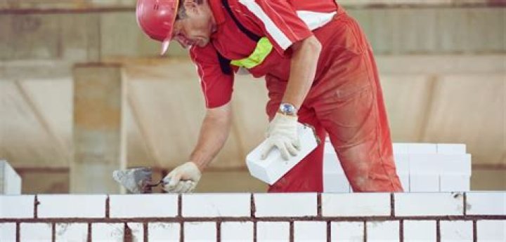 How much does an apprentice brick layer earn?