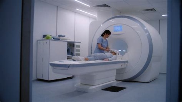 How much does an MRI tech make per year?