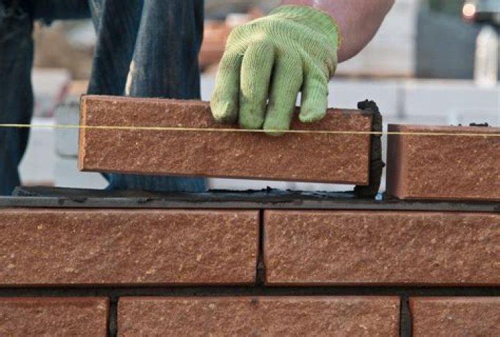 How much does it cost to hire a bricklayer?