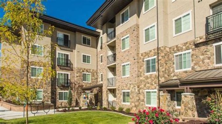 How much does it cost to live in an apartment in Santa Cruz?