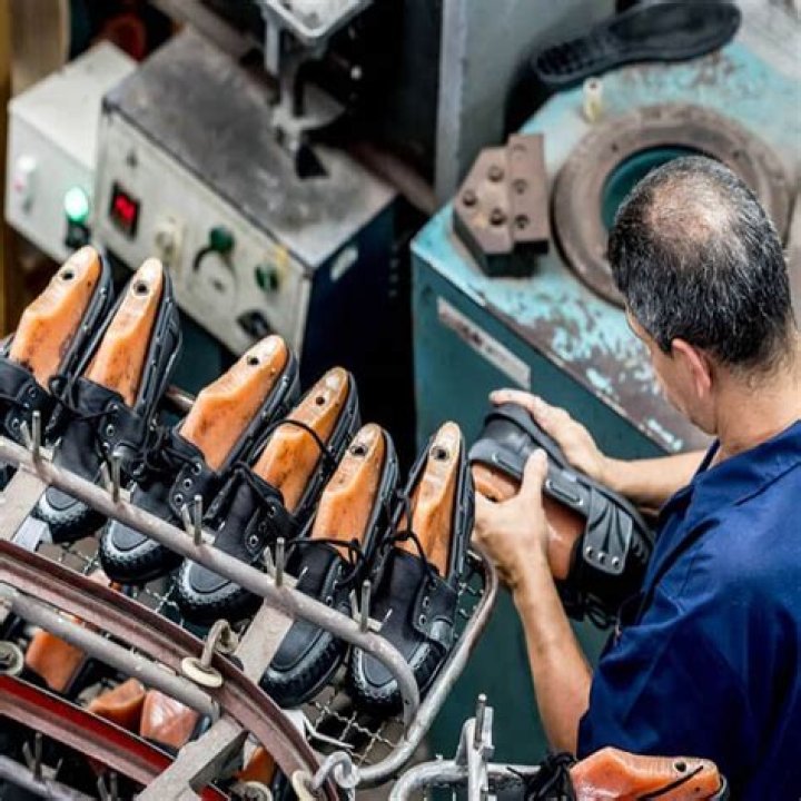 How much does it cost to start a shoe company?