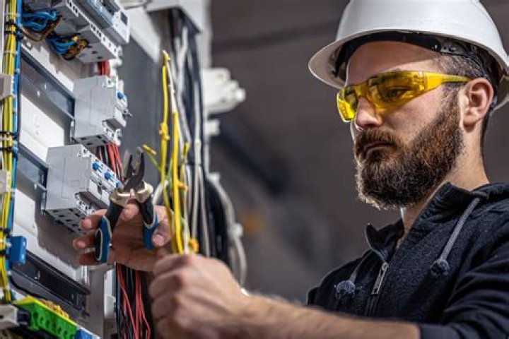 How much is an electrician per hour in New York?