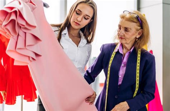 How much money do fashion designers make a week?