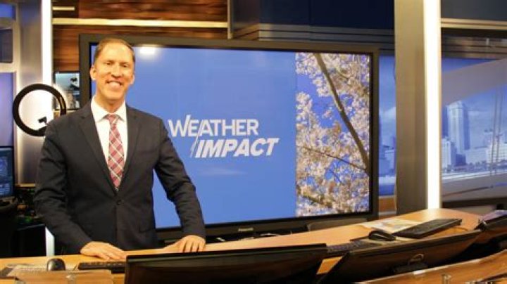 How much money does a weatherman get paid?