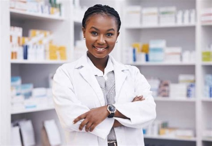 Is it better to be a pharmacist or a pharmacy technician?