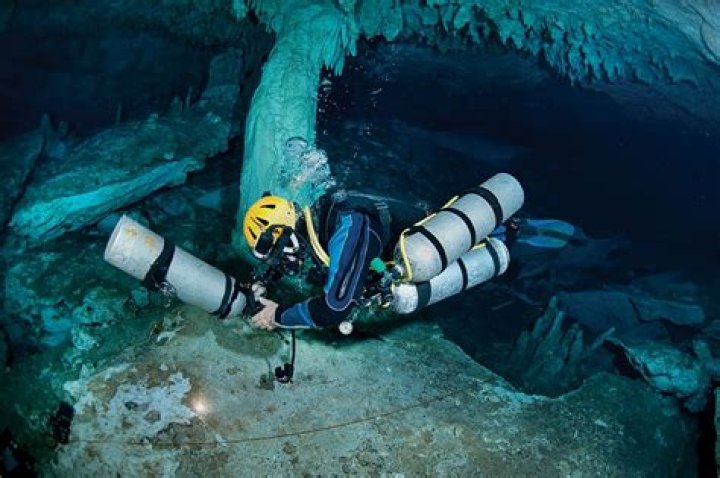 What are the job opportunities available for scuba diving?