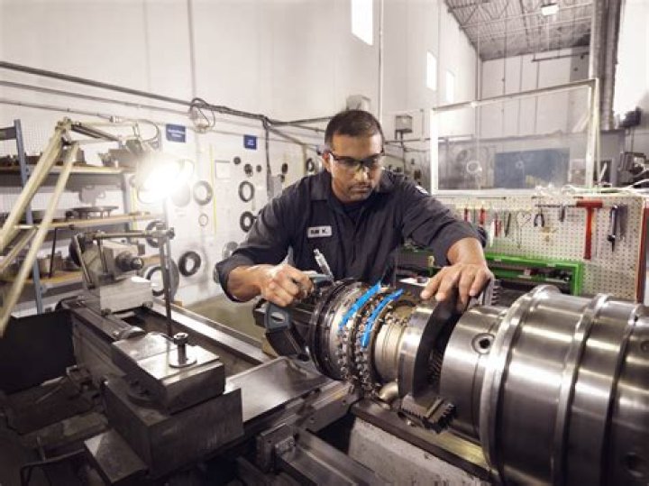 What does a machinist do?