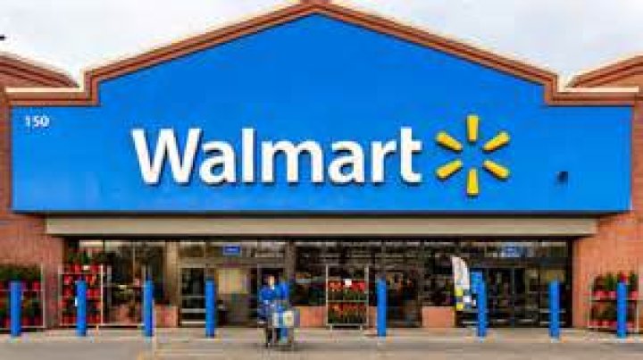 What does a Walmart co-manager do?