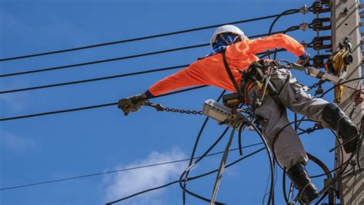 What is the highest paid electrical lineman?